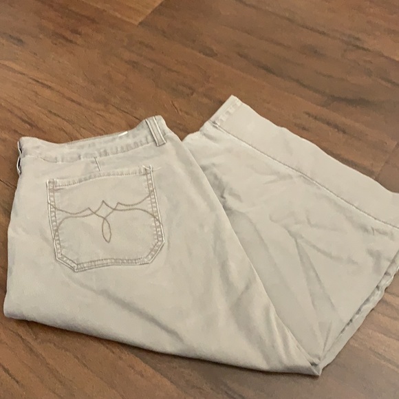 Gloria Vanderbilt Capris - Picture 3 of 4